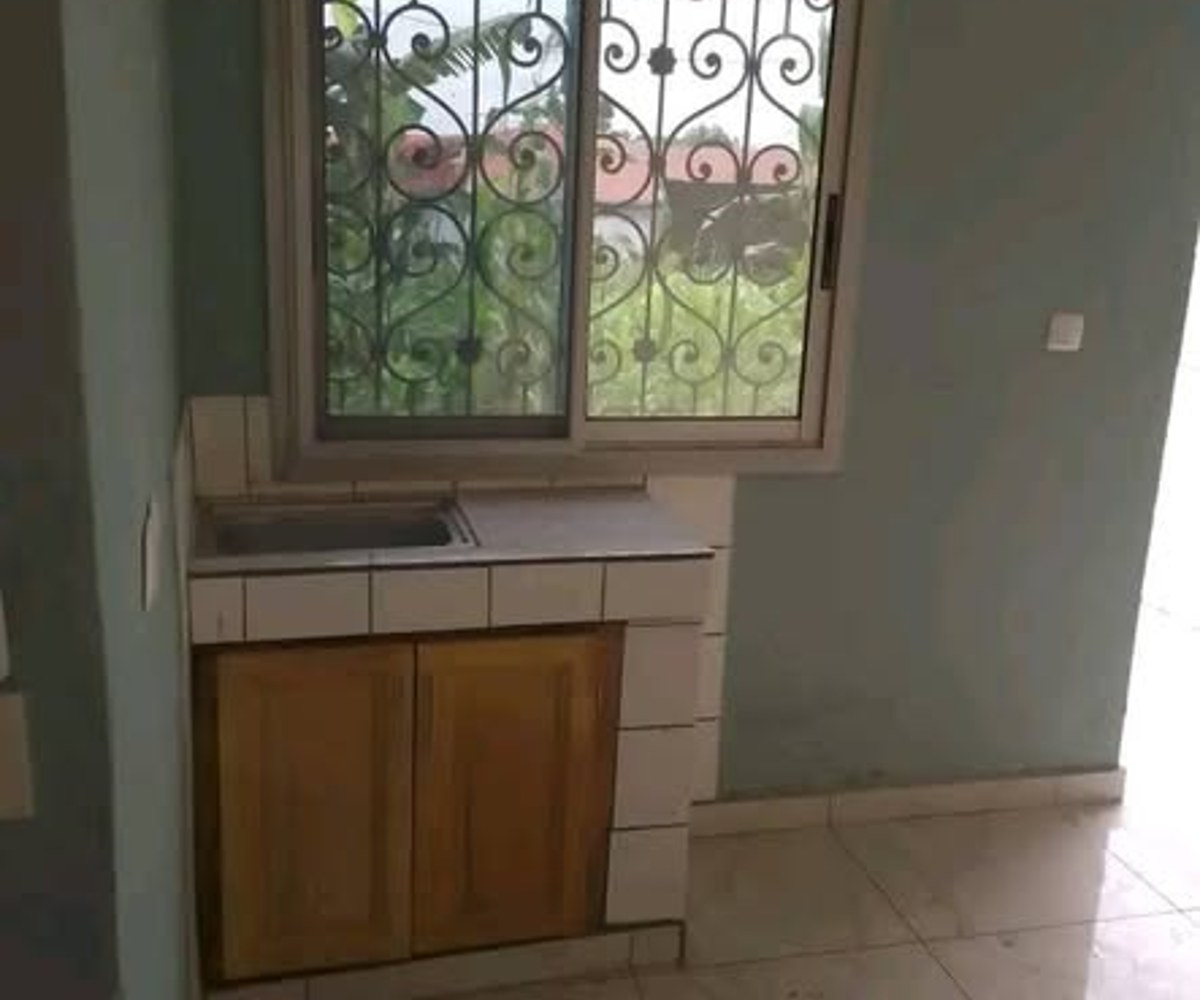 Chambres modernes à louer à Odza