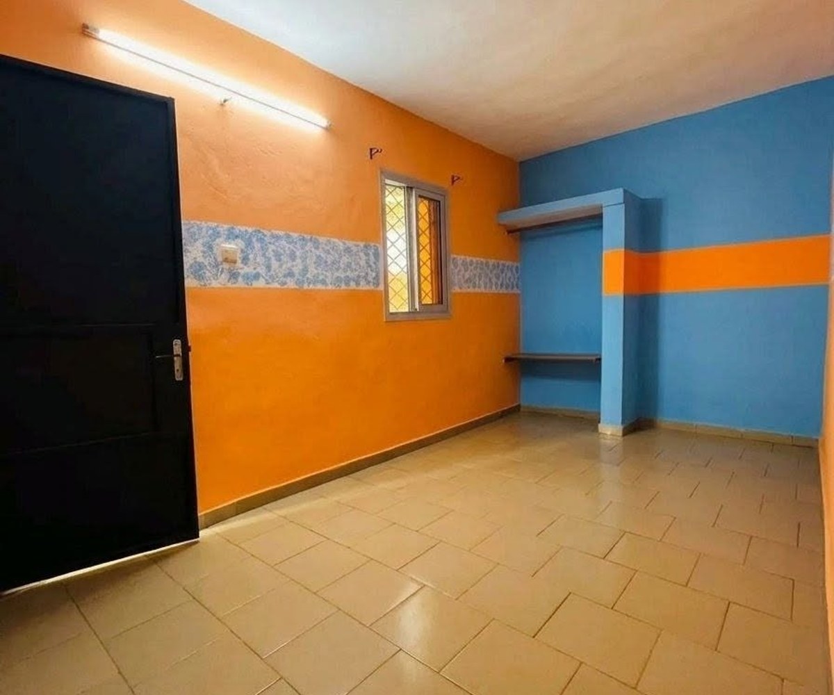 chambre moderne avec cuisine placard balcon à ange Raphaël campus 2 à 100m du goudron à l'immeuble dans la barrière avec parking moto