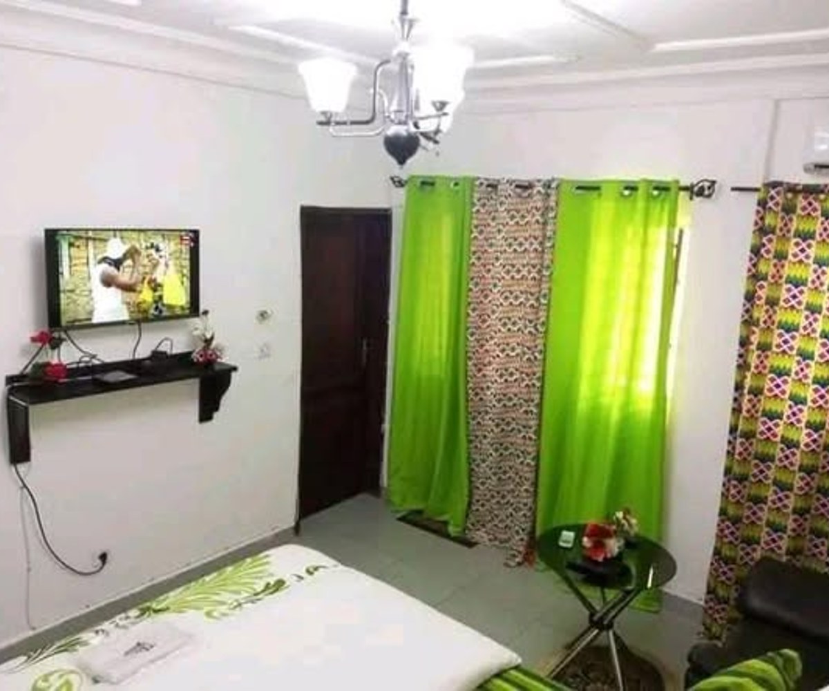 Chambre meublée – Odza Brigade, Yaoundé – 13 000 FCFA/nuitée