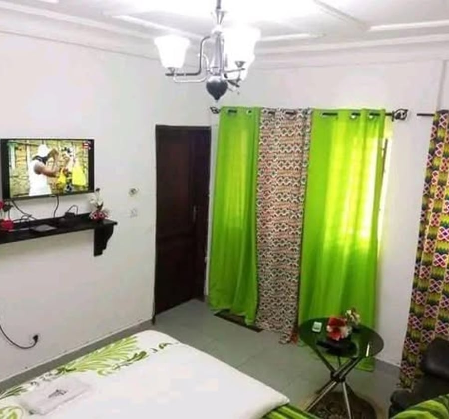 Chambre meublée – Odza Brigade, Yaoundé – 13 000 FCFA/nuitée