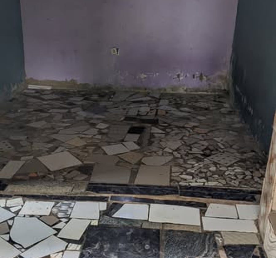 Vaste chambre semi-moderne à louer à Obobogo
