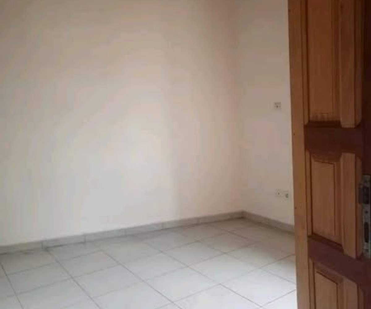 très jolie et vaste studio moderne cadre très sécurisé et agréable avec forage et conteur prépayée disponible a Ndogbassi derrière le commis