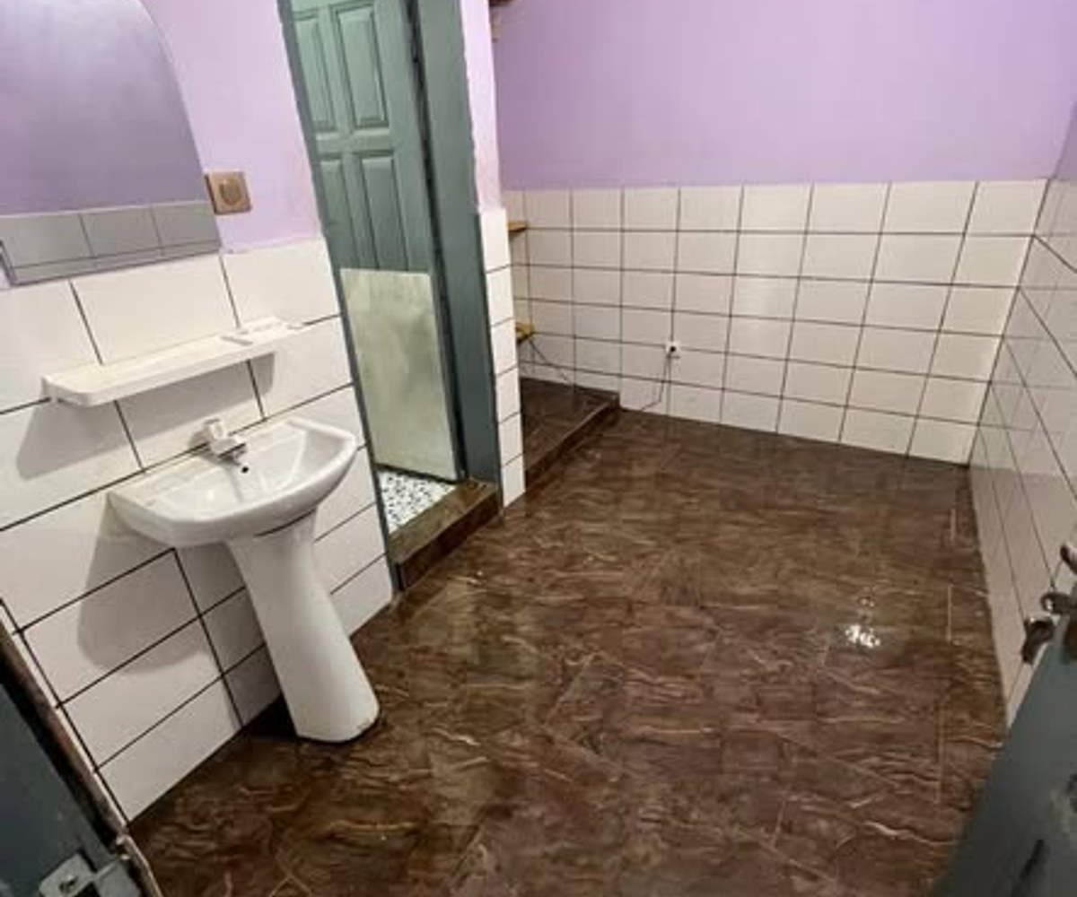 Chambre à louer près commissariat 10ème - Ndogbong