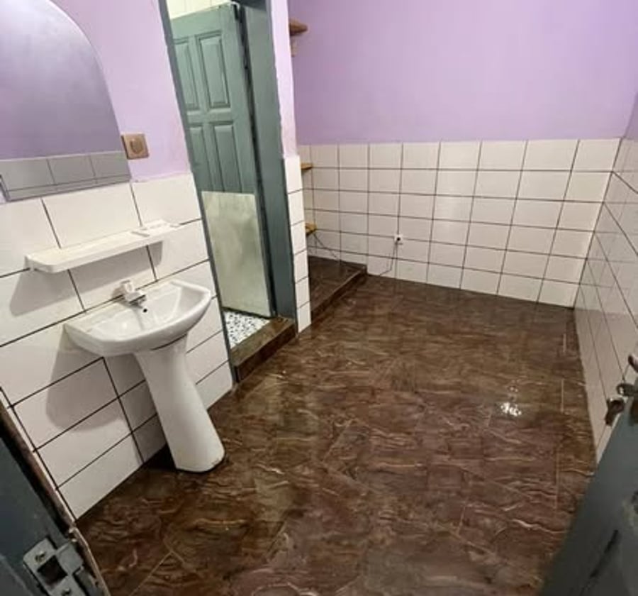 Chambre à louer près commissariat 10ème - Ndogbong