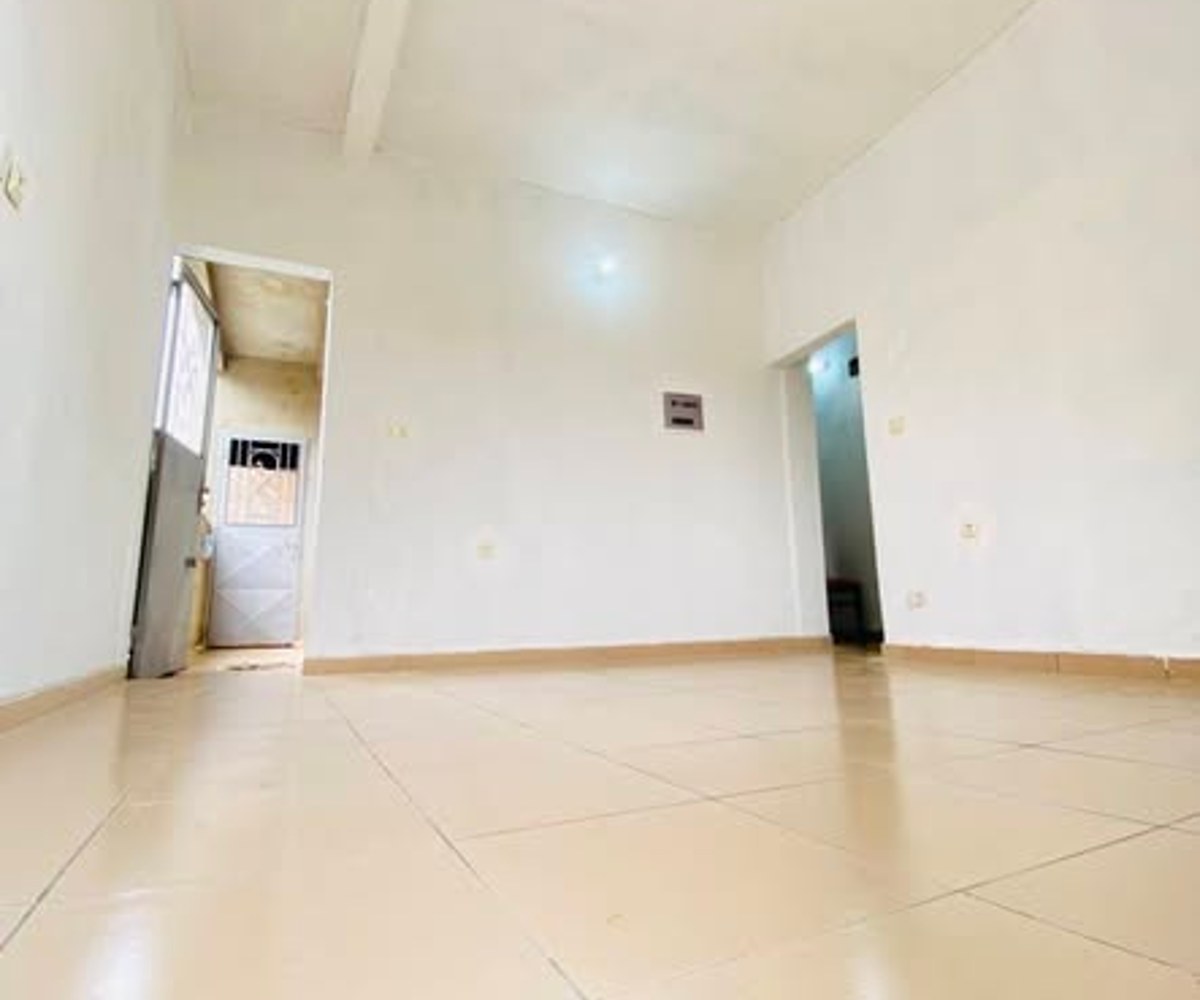 Studio moderne à louer à Village (marché) - Douala