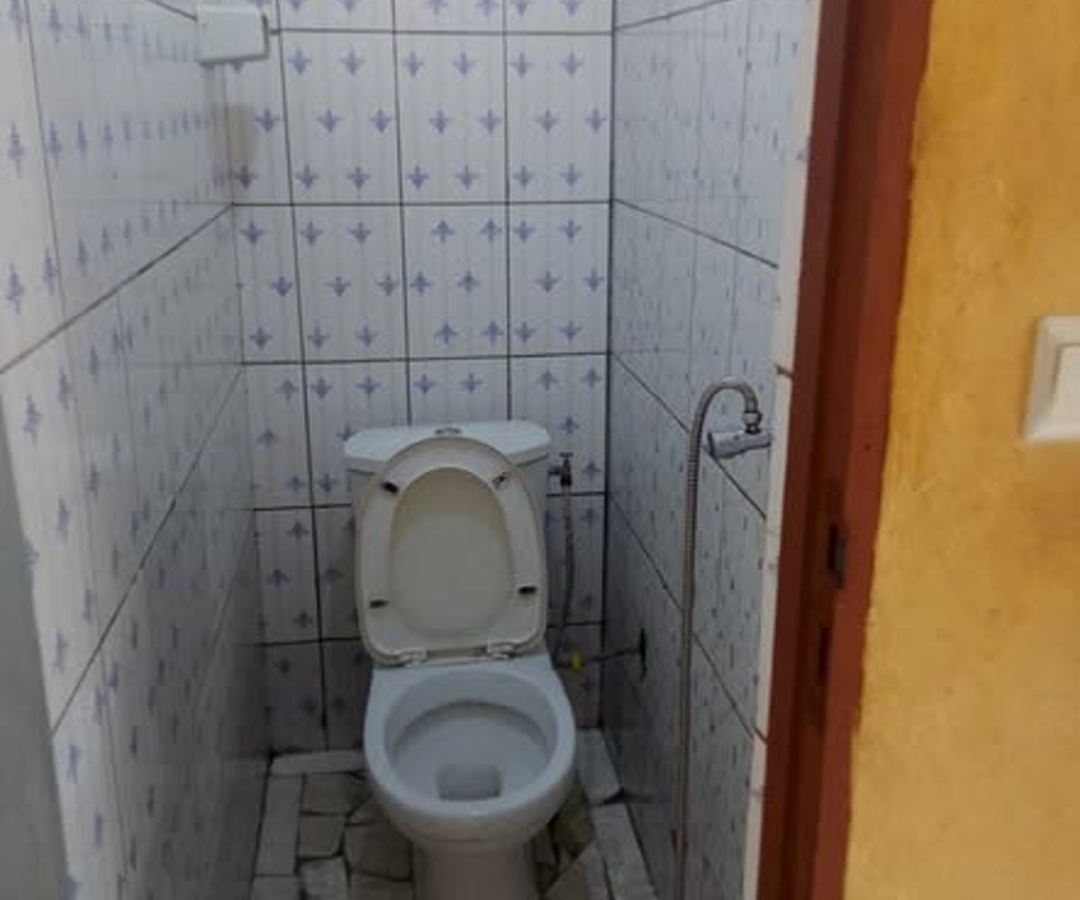 Chambre moderne à Nkomo, entrée Okui