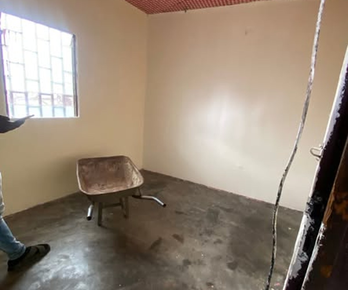Chambre simple meublée avec douche à Ange Raphaël