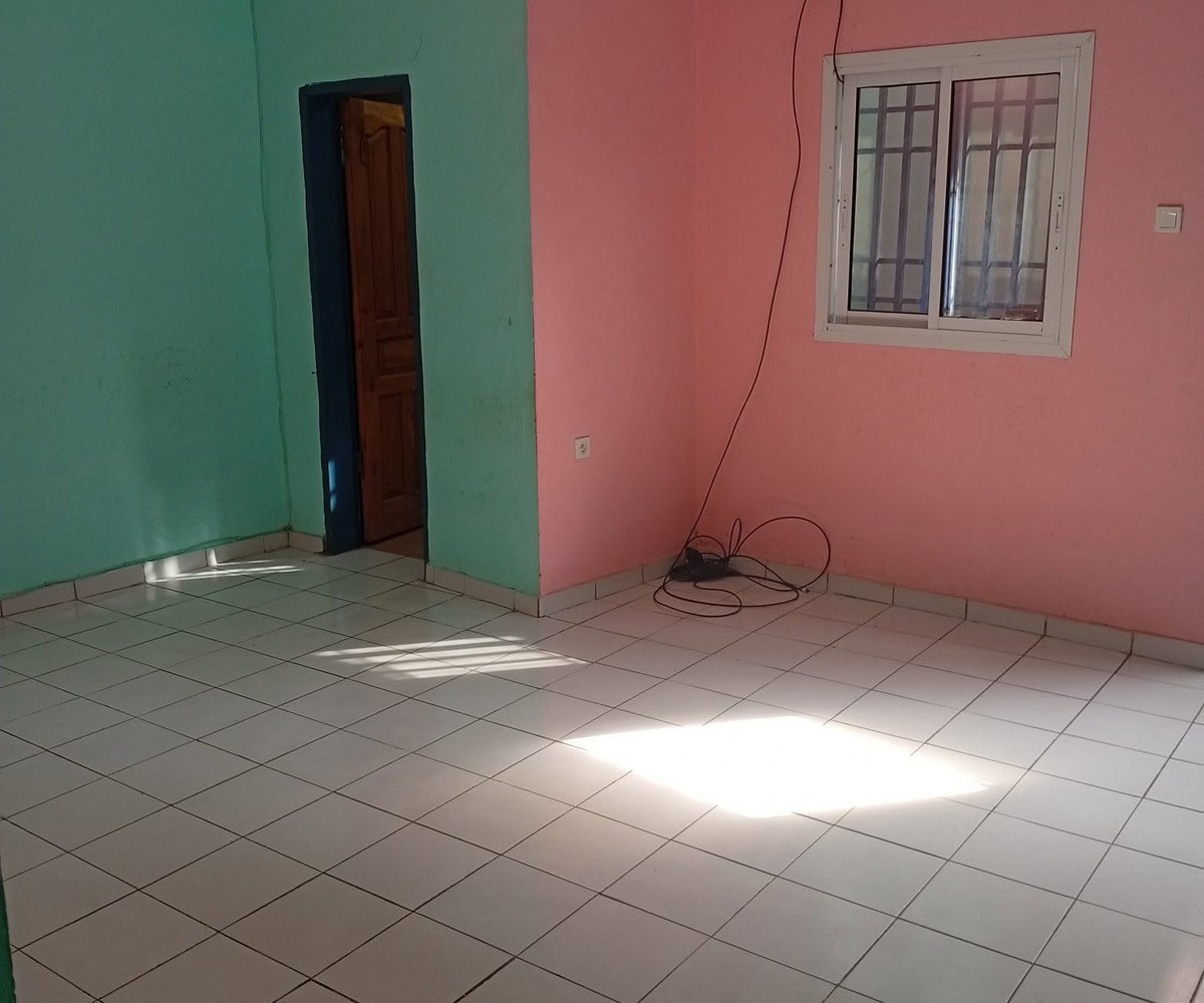 Studio moderne à louer au PK12 Douala