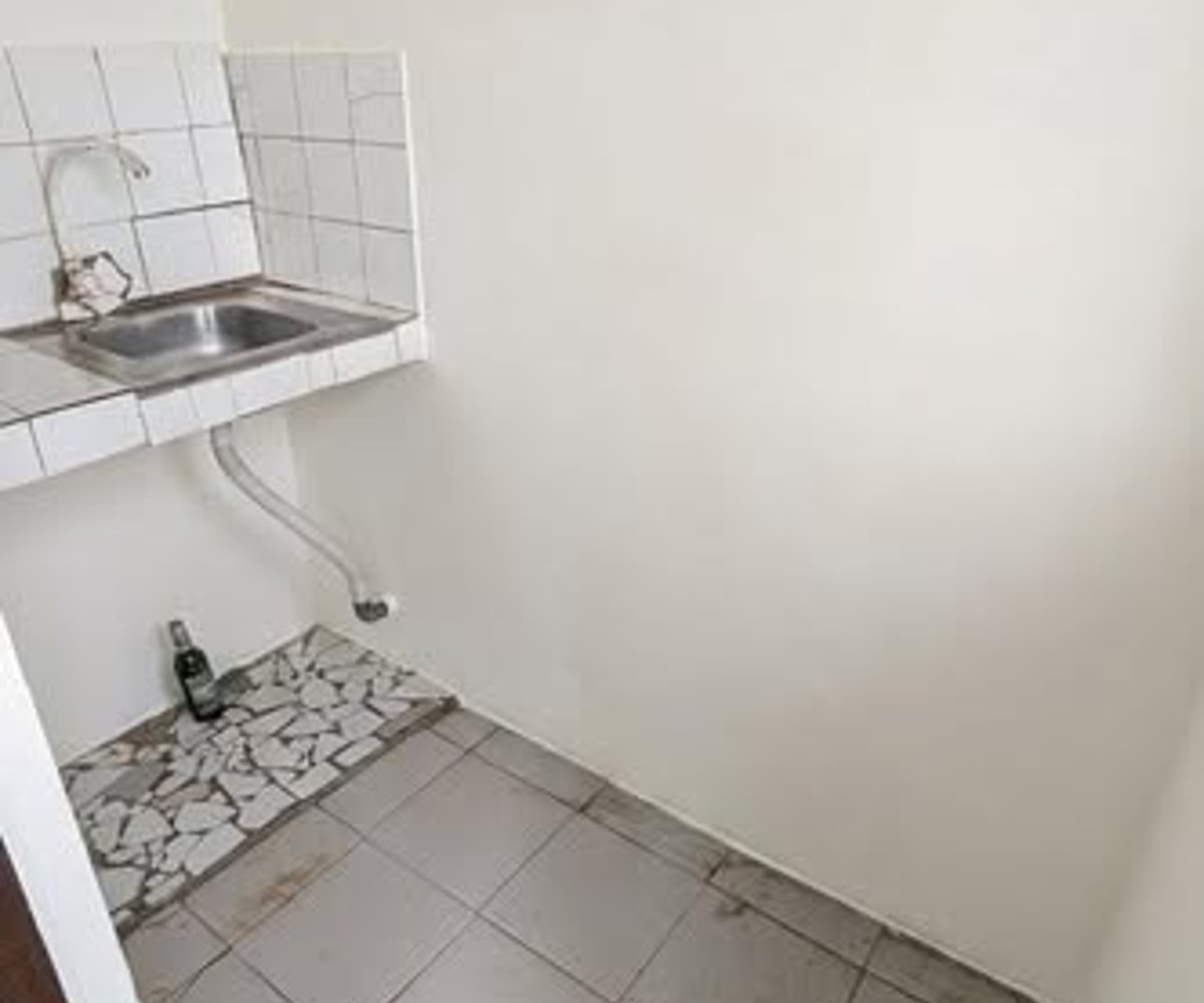 Chambre moderne avec cuisine et balcon à Ndogbong