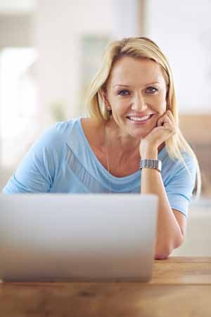 Frau sitzt am Laptop