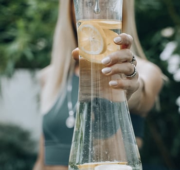 Frau hält frisch gefiltertes Trinkwasser