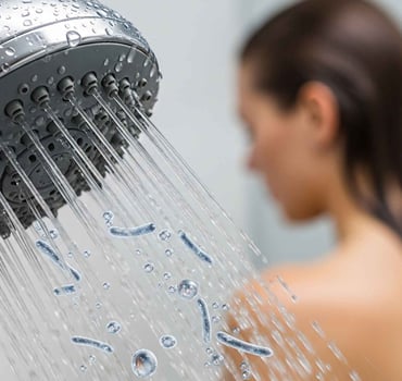 Ein Duschkopf mit infiziertem Wasser