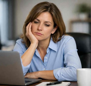 Frau am Schreibtisch