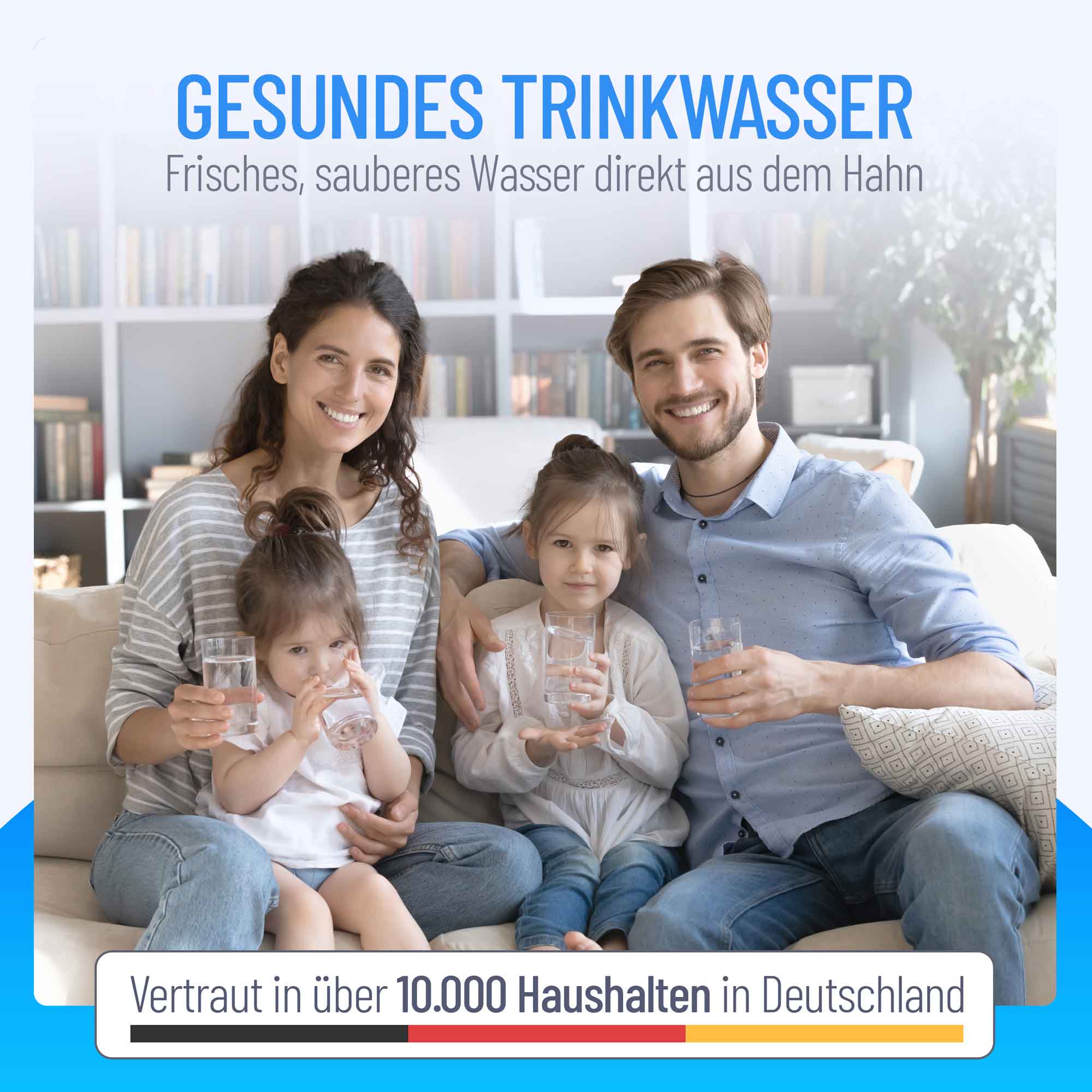 Familie mit zwei Kindern trinkt Wasser auf dem Sofa
