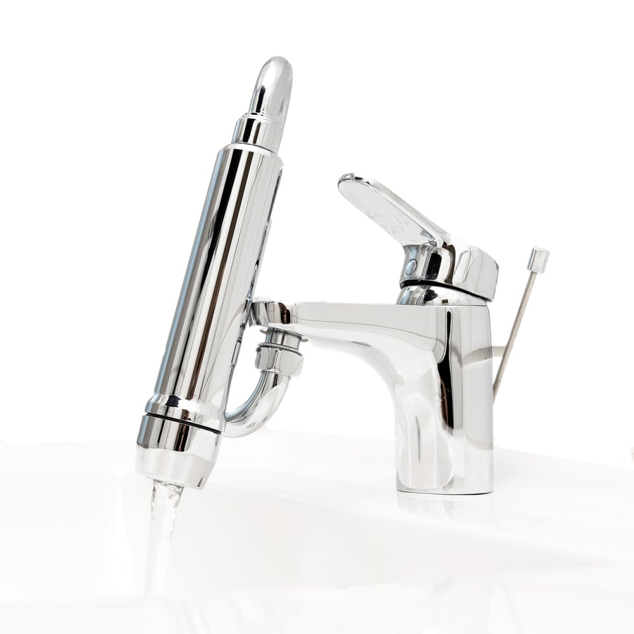 Safety Tap Premium am Waschtisch: verchromter Legionellenfilter am Auslauf der Armatur