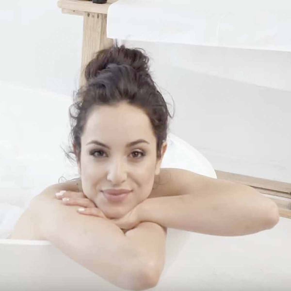 Frau entspannt in der Badewanne