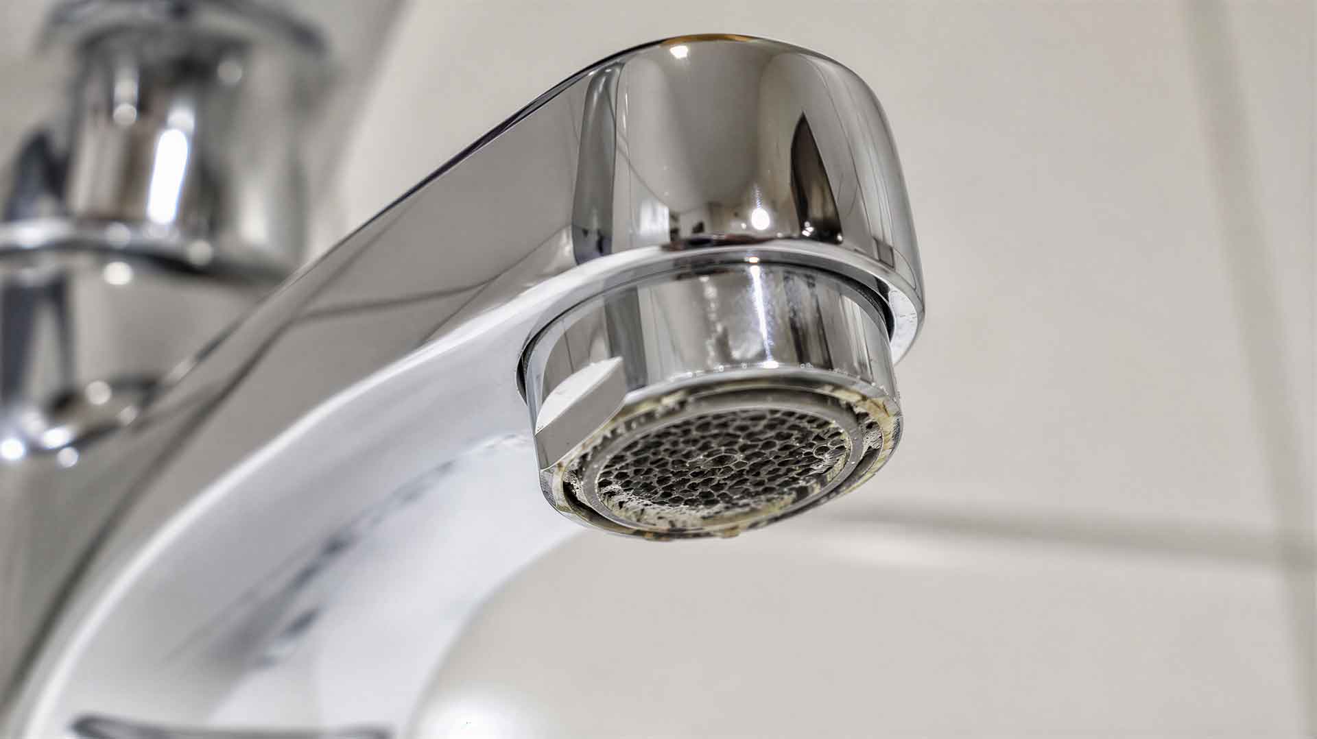 Legionellen am Wasserhahn: Warum Heißwasser nicht reicht
