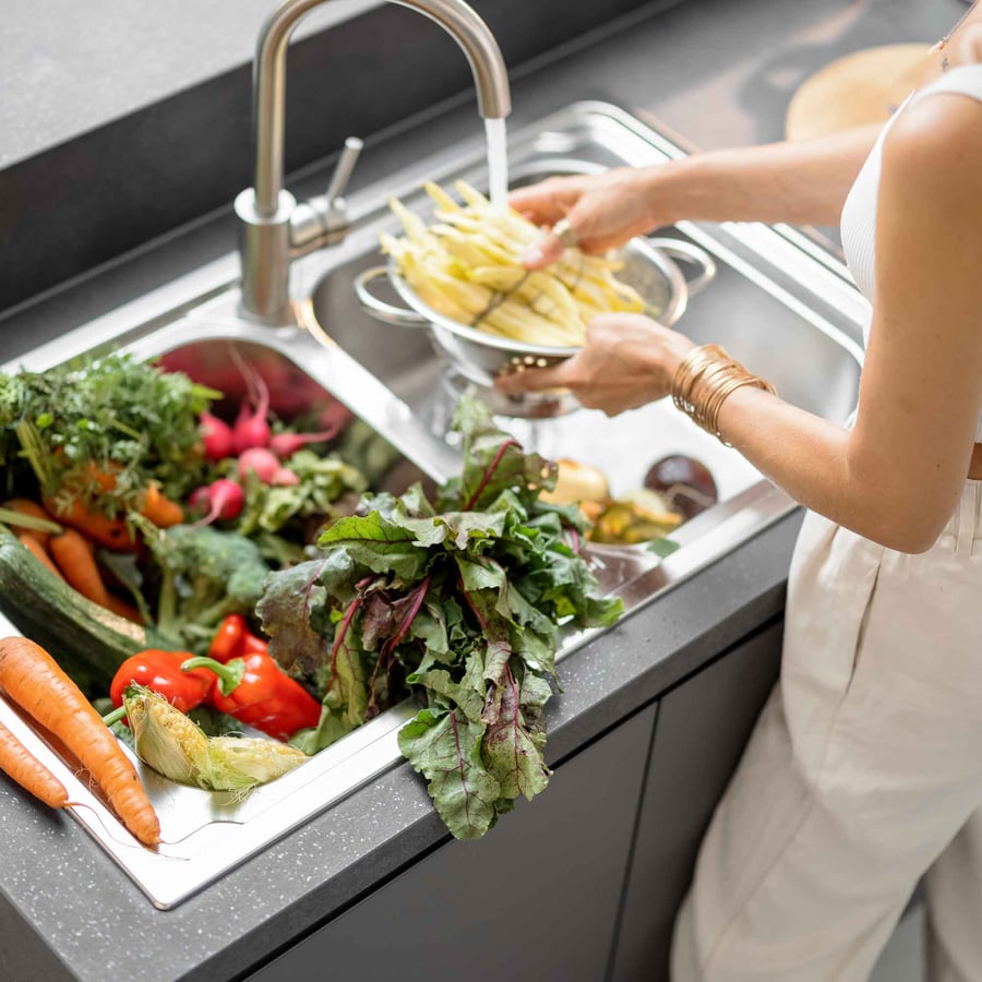 Obst und Gemüse werden mit gefiltertem Wasser abgespült