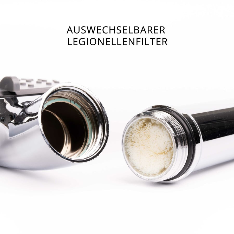 Auswechselbarer Legionellenfilter im Chromgriff, daneben der abgeschraubte Duschkopf