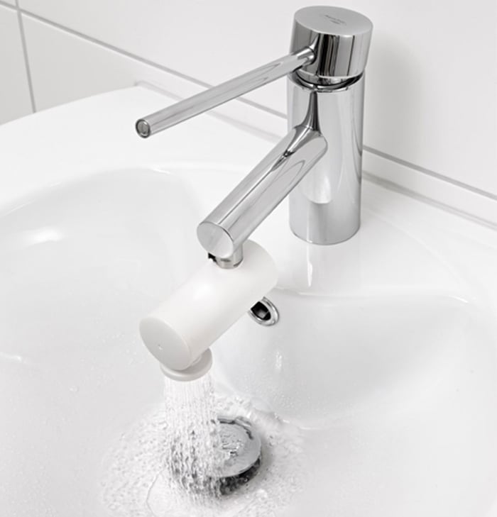 Safety Tap Stabfilter am Waschtisch montiert, Wasser läuft aus dem seitlichen Auslass