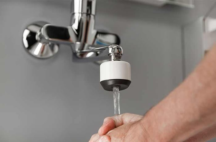 Wasserhahnfilter Baclyser neo T an einer Armatur