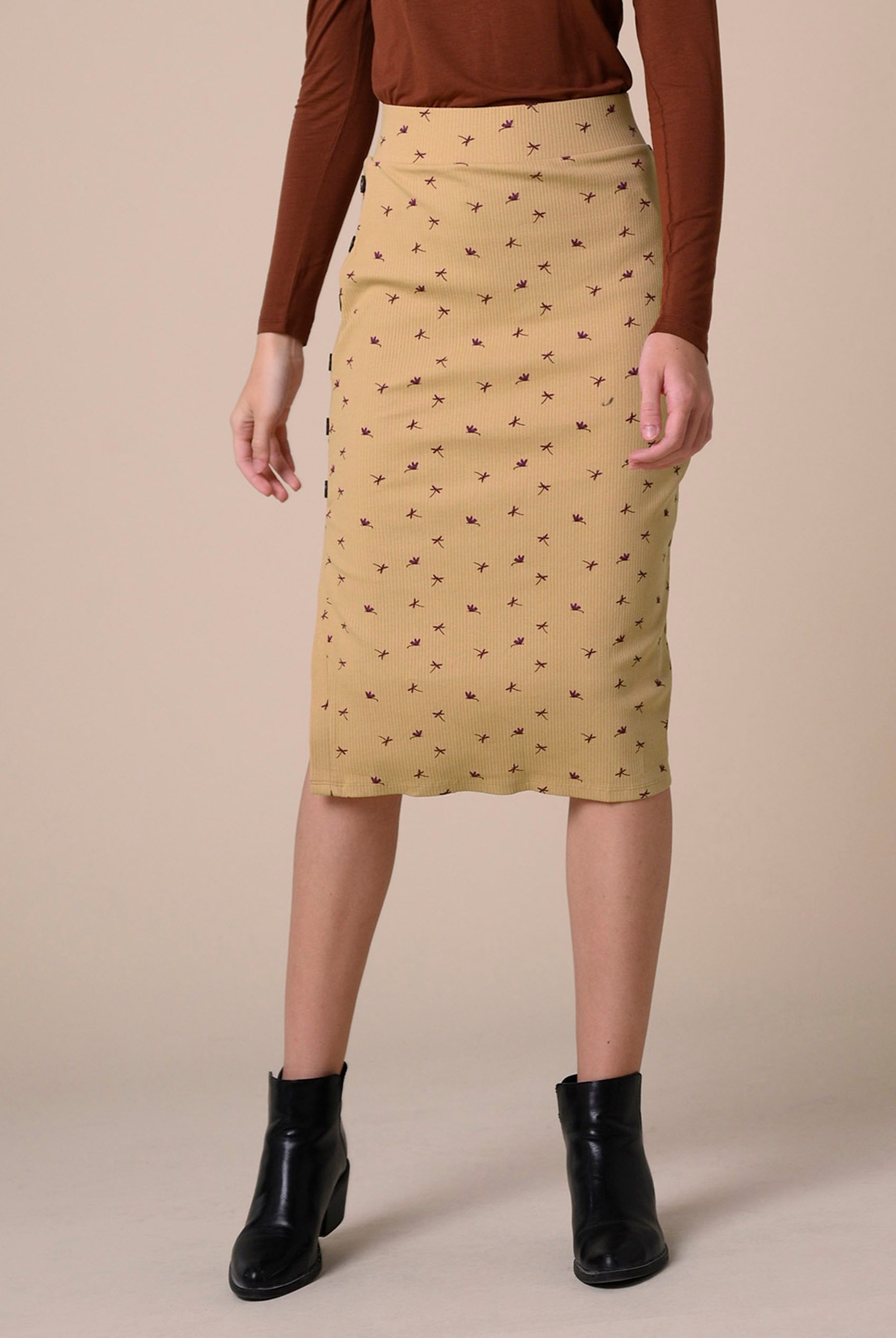 Side Button Split Ribbed Skirt