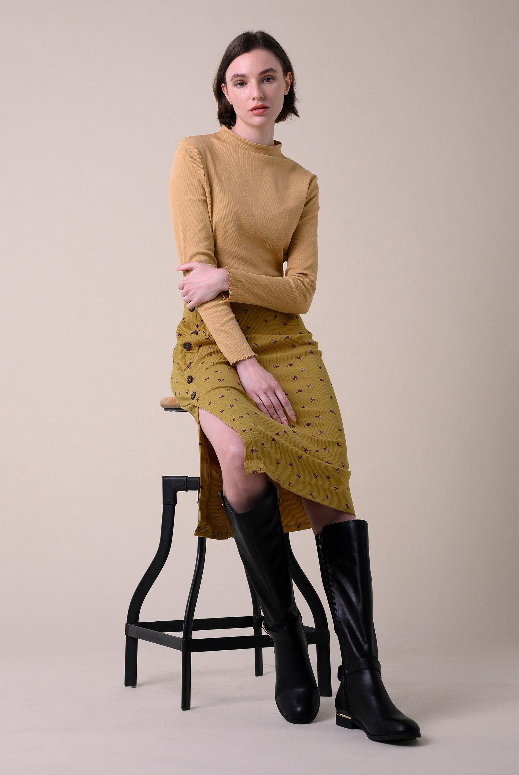 Side Button Split Ribbed Skirt