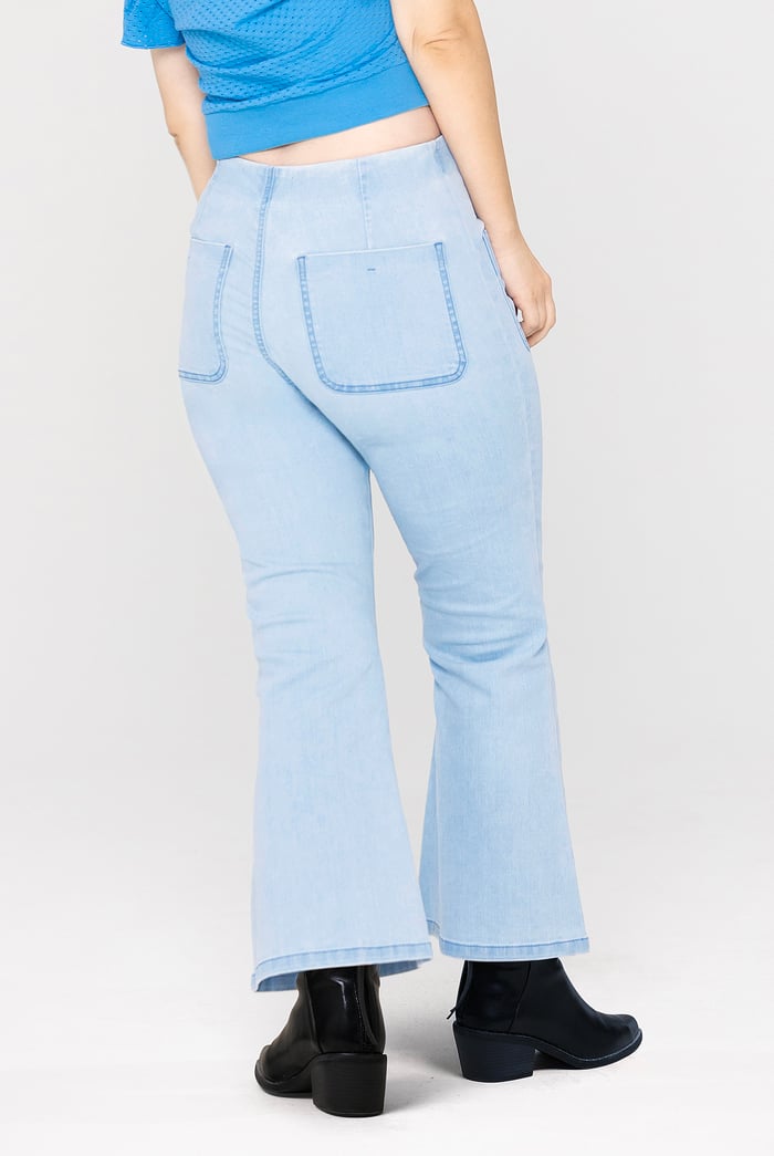 Super Light Cropped Flared Buttoned Jeans
