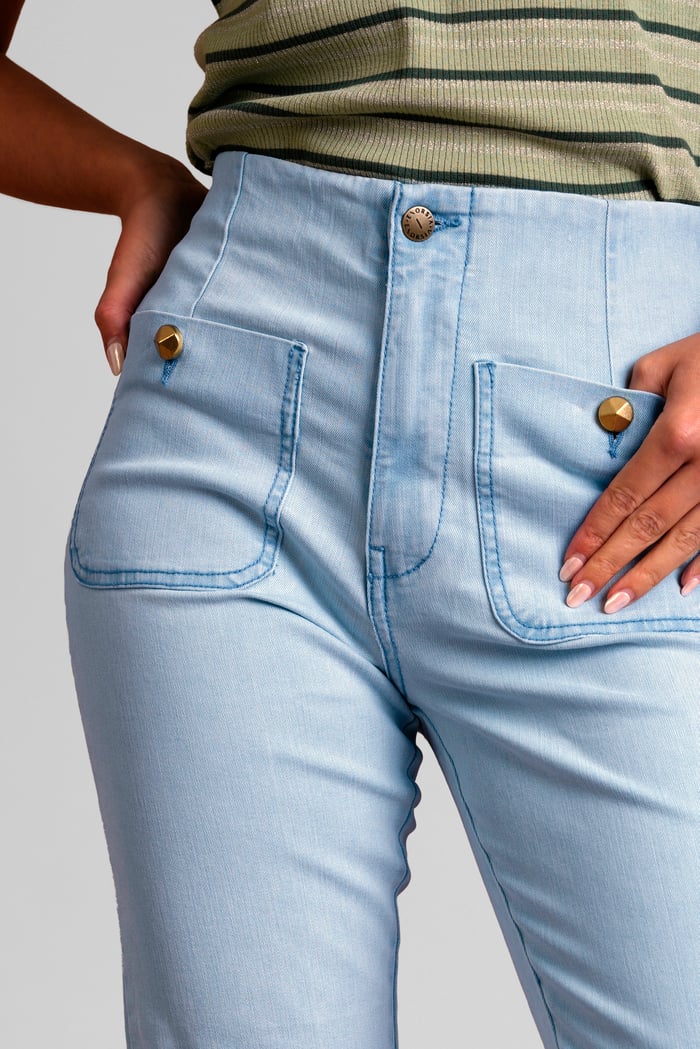 Super Light Cropped Flared Buttoned Jeans