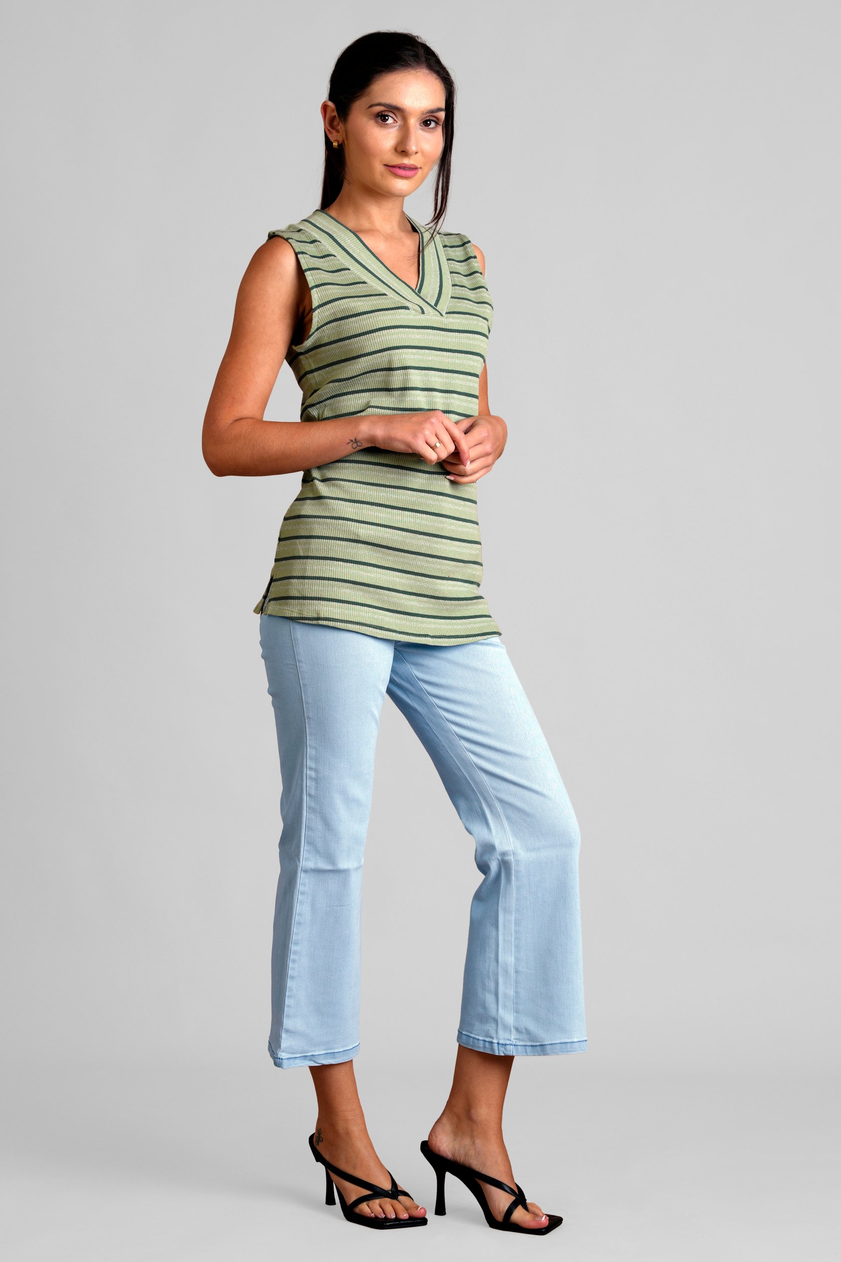 Super Light Cropped Flared Buttoned Jeans