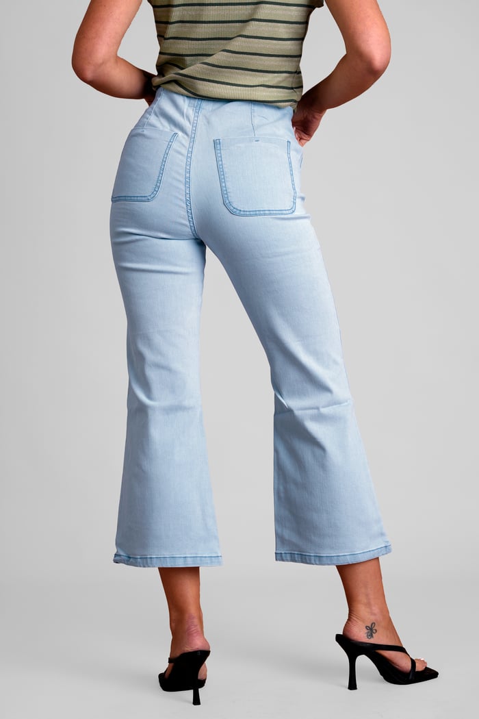 Super Light Cropped Flared Buttoned Jeans