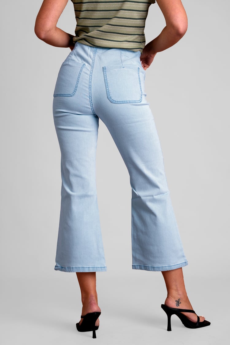 Super Light Cropped Flared Buttoned Jeans