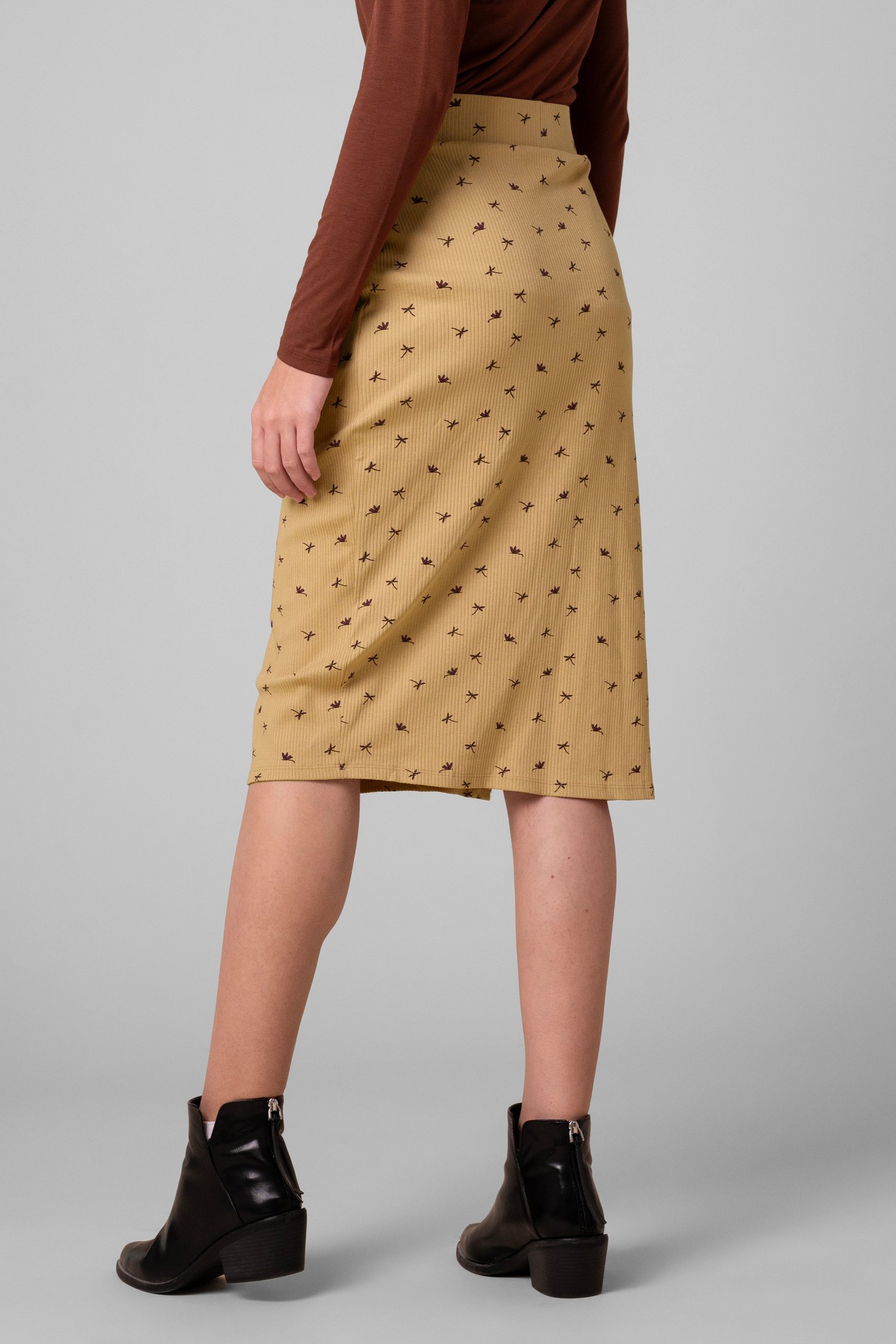 Side Button Split Ribbed Skirt