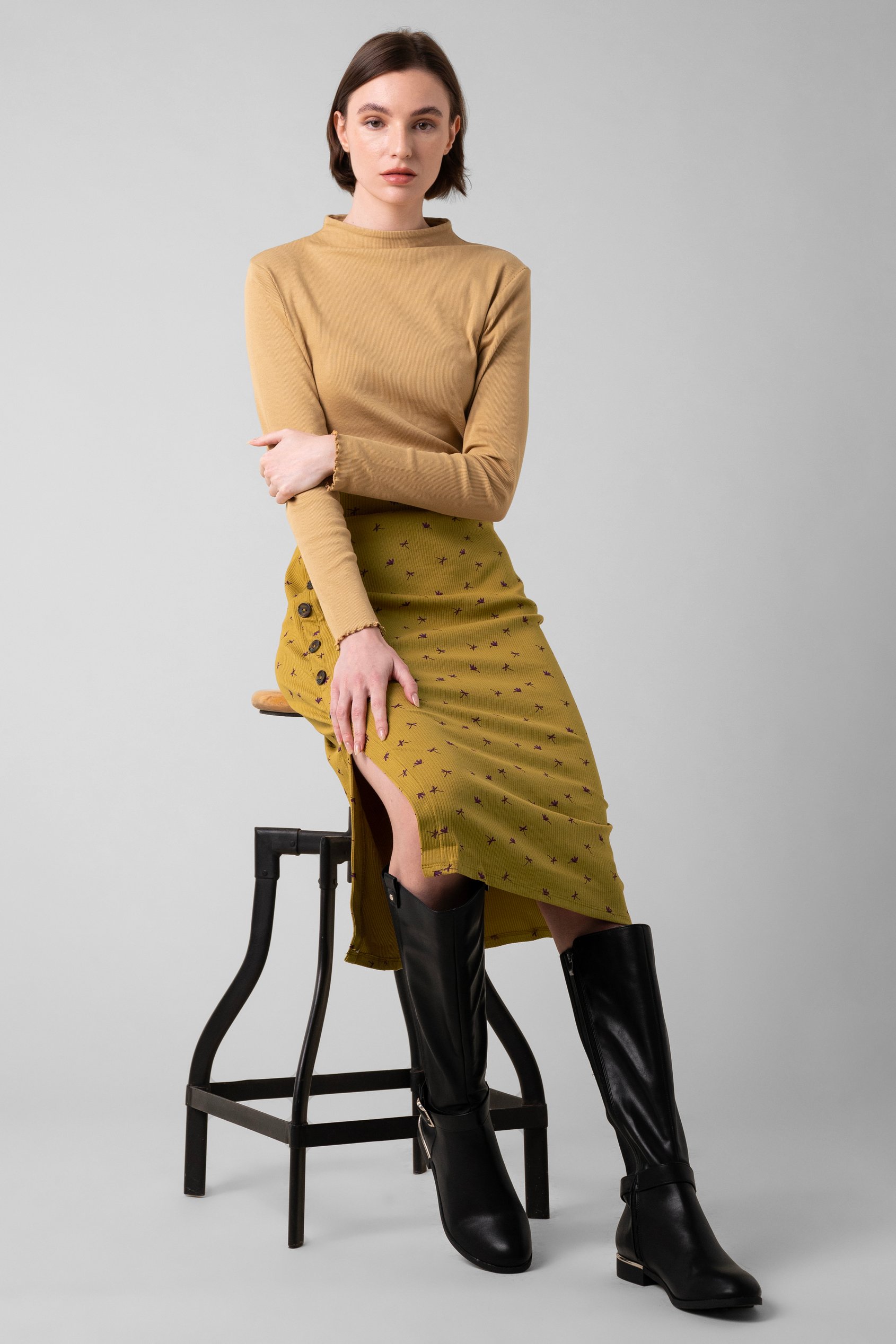 Side Button Split Ribbed Skirt