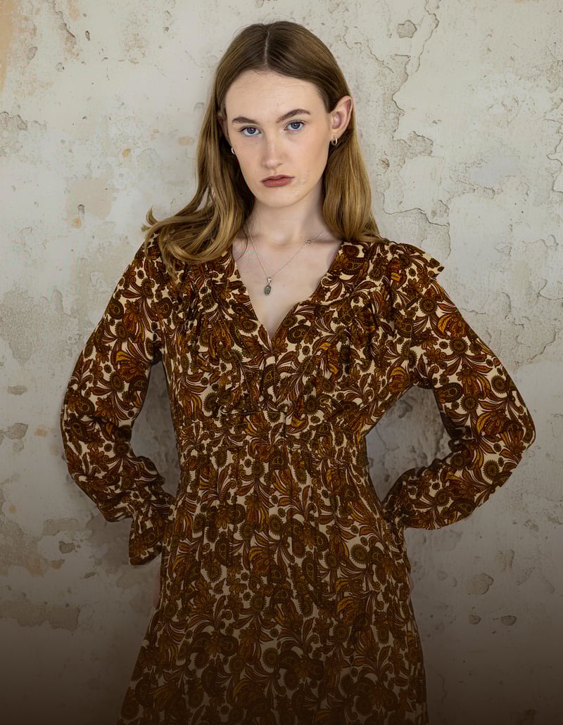 Elegant woman wearing a timeless classy outfit from Enorsia