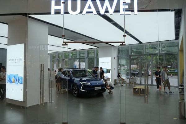 SAIC and Huawei Forge Ahead in the Electric SUV Race with the ES37: A New Chapter in Automotive Innovation