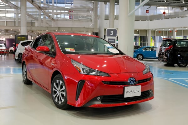 Toyota’s Clever Hybrid Gamble in an Electric-Driven Market