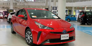 Toyota’s Clever Hybrid Gamble in an Electric-Driven Market
