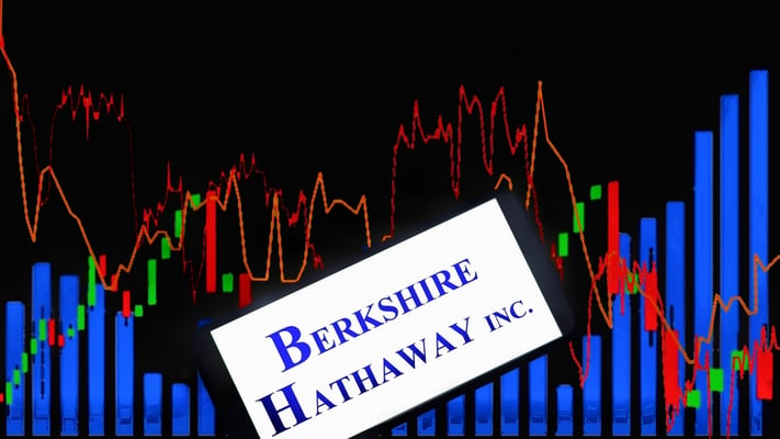 Berkshire Hathaway’s Strategic Maneuvering in the Face of Record Cash Reserves and Rising Interest Rates