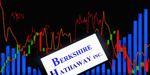 Berkshire Hathaway’s Strategic Maneuvering in the Face of Record Cash Reserves and Rising Interest Rates