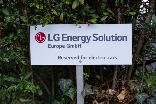 LG Energy Solution’s Strategic Triumph: Powering the Future of Ford and Mercedes-Benz EVs