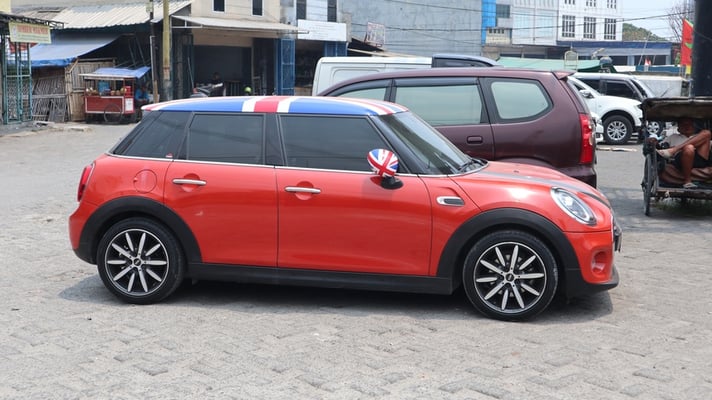 BMW Puts Electric Mini Production on Hold Amid Industry Uncertainties