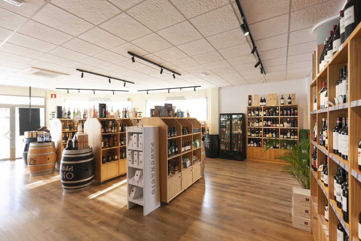 tienda casa del vino jávea interior
