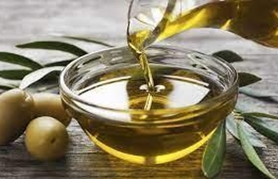 mini feria con 4 productores de aceite de la zona