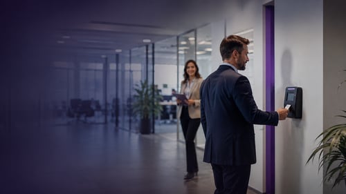 trabajador fichando con una tarjeta en el lector de control de presencia instalado en la entrada de una oficina, con el registro de jornada gestionado con el software control de presencia de galdón software