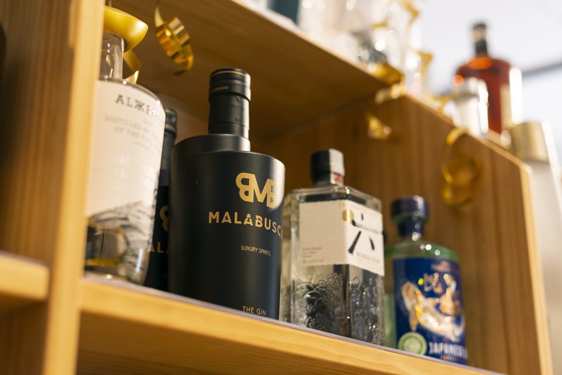 una selección exclusiva de espumosos, champagne y destilados de las mejores casas.