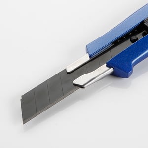 cutter reforzado cuchilla 18 mm sk2h  cuerpo aluminio alyco