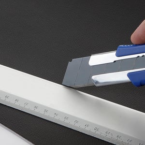 cutter cuchilla 25 mm sk2h con boton deslizable alyco