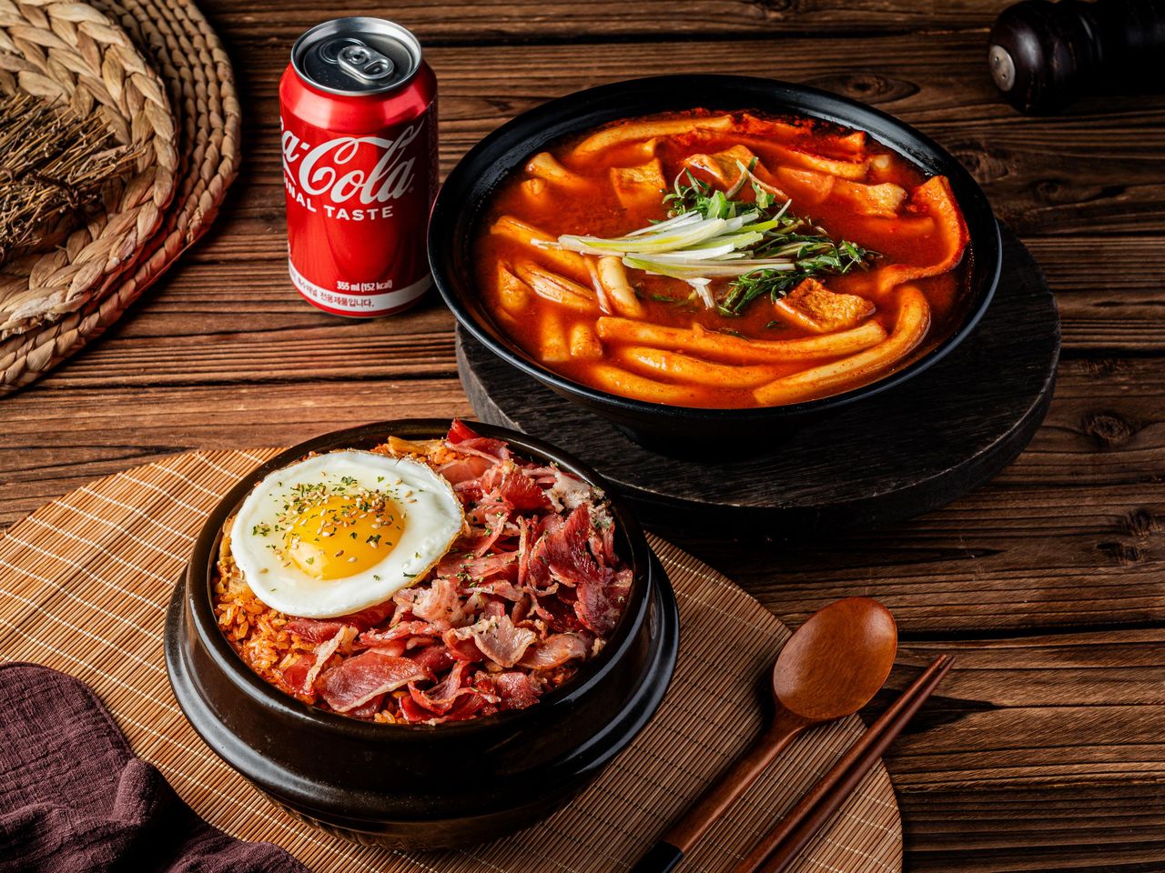 한식 배달 배민음식사진촬영 - 햄 김치볶음밥과 빨간 국물 메뉴, 캔음료를 함께 놓은 조합 컷