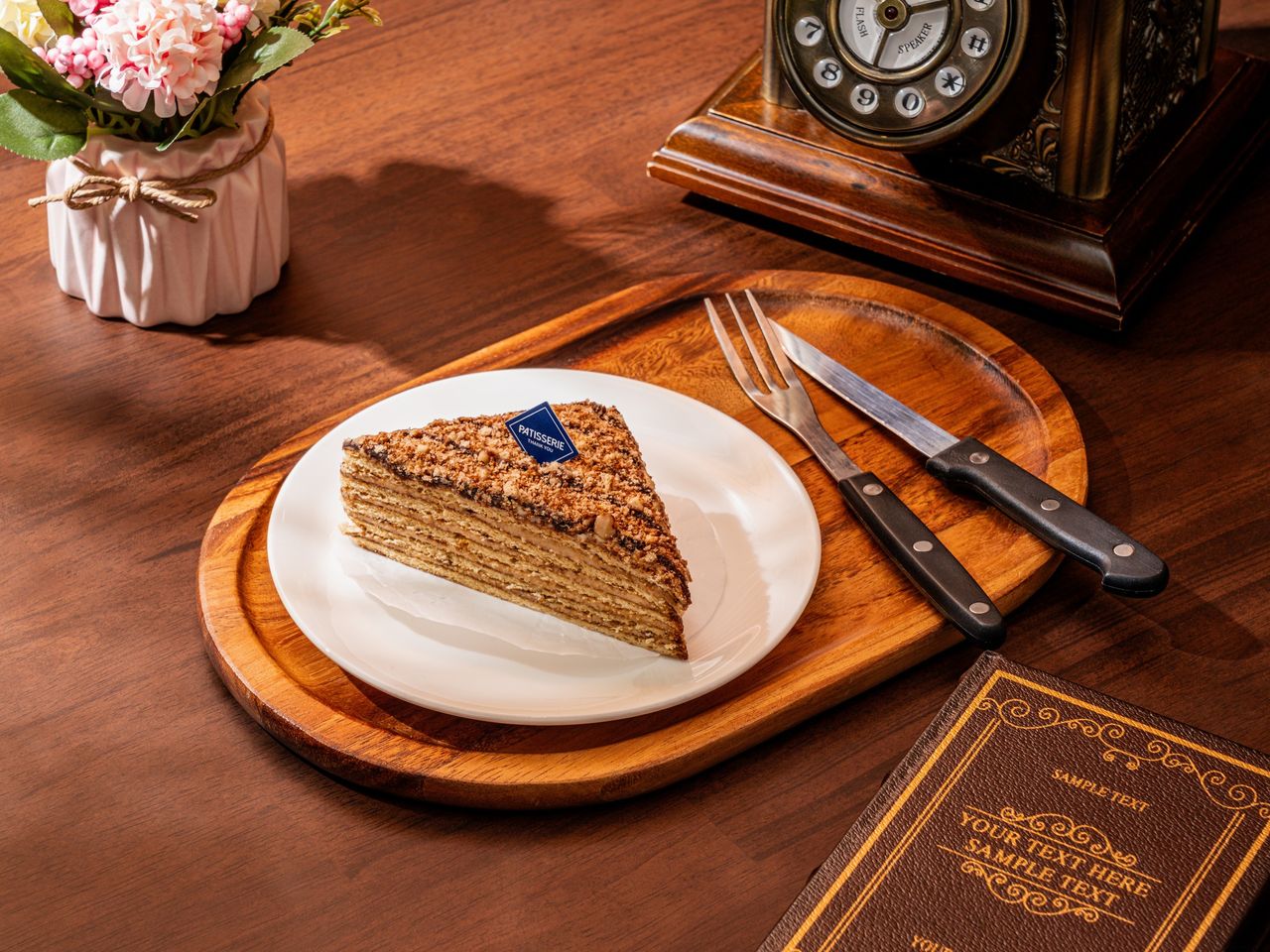 전대미문베이커리카페 디저트 촬영 - 남색 PATISSERIE 픽을 꽂은 허니 레이어 케이크 조각